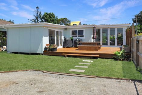 Photo of property in 14 Carthew Terrace, Foxton Beach, Foxton, 4815