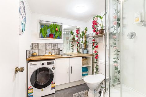 Photo of property in 19 Grassmere Road, Henderson Valley, Auckland, 0612