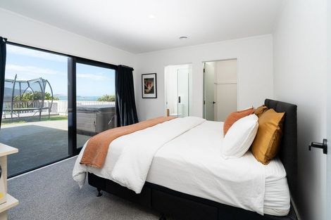 Photo of property in 39 Bowes Crescent, Strathmore Park, Wellington, 6022