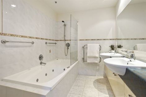 Photo of property in 5a/173 Hurstmere Road, Takapuna, Auckland, 0622