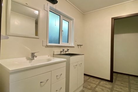 Photo of property in 2/15 Bloomsbury Grove, Newlands, Wellington, 6037