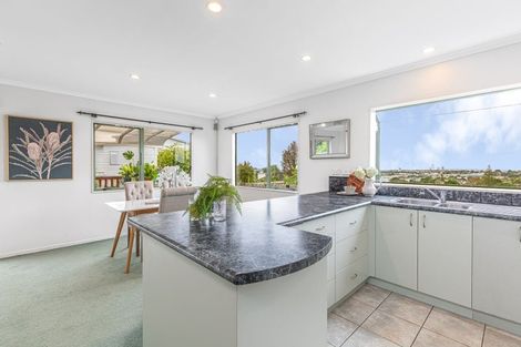 Photo of property in 2/555 Glenfield Road, Glenfield, Auckland, 0629