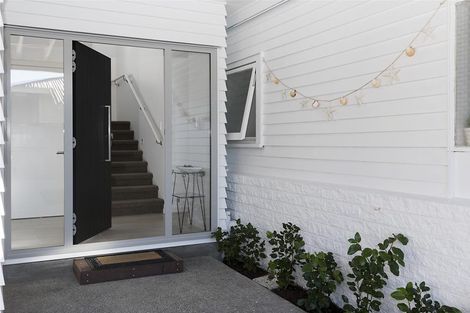 Photo of property in 42a The Esplanade, Eastern Beach, Auckland, 2012