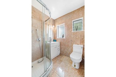 Photo of property in 1/523 Glenfield Road, Glenfield, Auckland, 0629