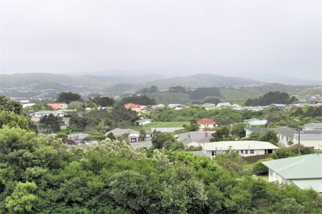 Photo of property in 30 Brooker Grove, Newlands, Wellington, 6037