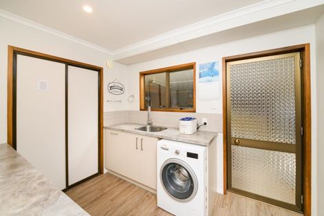 Photo of property in 12 Truscott Grove, Awapuni, Palmerston North, 4412