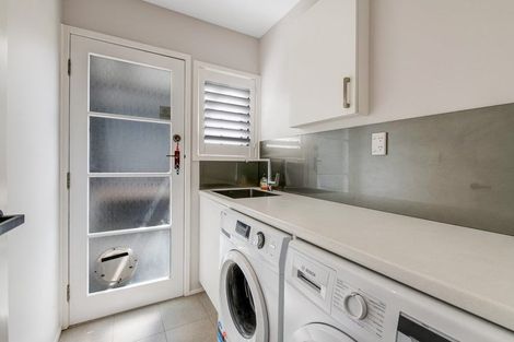 Photo of property in 15 Leiden Place, Totara Vale, Auckland, 0629