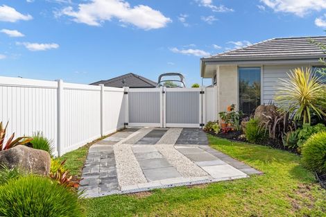 Photo of property in 104 Kaurinui Crescent, One Tree Point, 0118