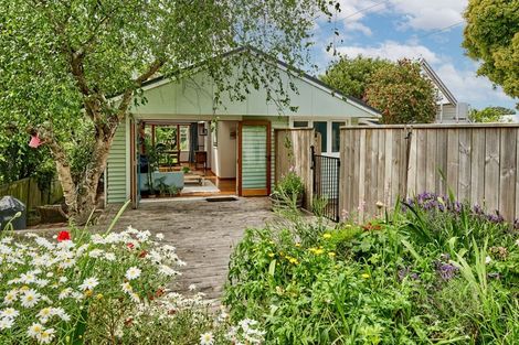 Photo of property in 20 Airlie Road, Plimmerton, Porirua, 5026