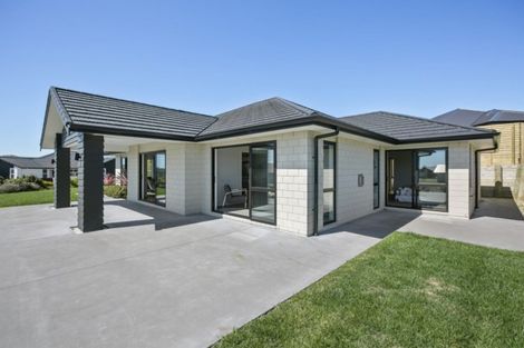 Photo of property in 2 Oakmont Crescent, Waiwhakaiho, New Plymouth, 4312