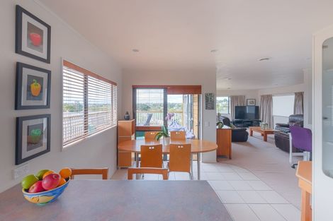 Photo of property in 2/310 Wairau Road, Glenfield, Auckland, 0629
