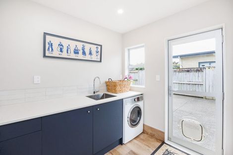 Photo of property in 2 Chestnut Close, Kelvin Grove, Palmerston North, 4414