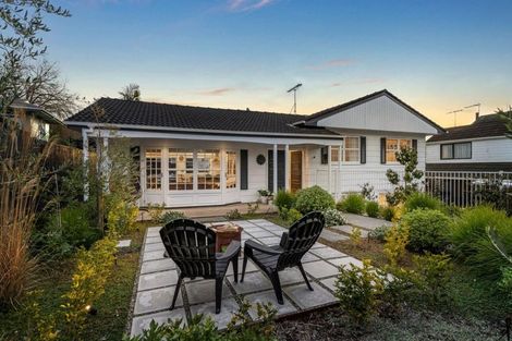 Photo of property in 16 Pickwick Parade, Mellons Bay, Auckland, 2014