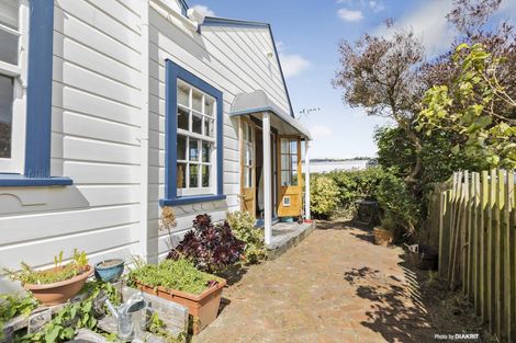 Photo of property in 15 Herald Terrace, Berhampore, Wellington, 6023