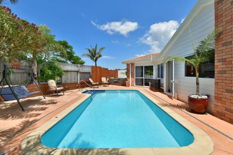 Photo of property in 52 Settlers Grove, Orewa, 0931