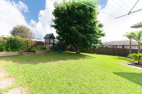 Photo of property in 17 Foyle Place, Glendene, Auckland, 0602