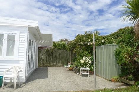 Photo of property in 24 Waikato Street, Island Bay, Wellington, 6023