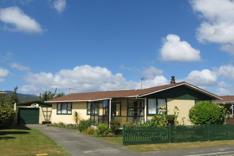 Photo of property in 16 Haylock Grove, Totara Park, Upper Hutt, 5018