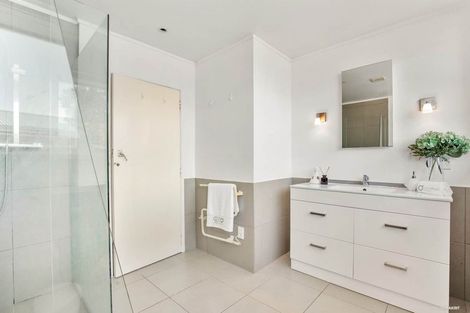 Photo of property in 544 Glenfield Road, Glenfield, Auckland, 0629