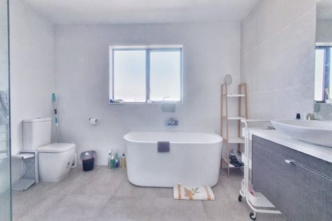 Photo of property in 19a Northcross Drive, Oteha, Auckland, 0632