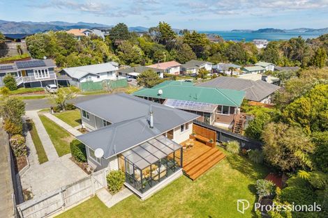Photo of property in 18 Barberry Grove, Maungaraki, Lower Hutt, 5010