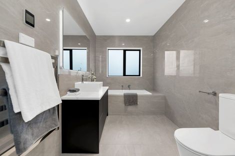 Photo of property in 8 Pineview Drive, Rosehill, Papakura, 2113