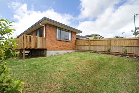 Photo of property in 2 Plumstead Rise, Glen Eden, Auckland, 0602