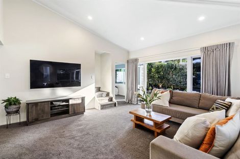 Photo of property in 2/27 Stafford Road, Northcote Point, Auckland, 0627