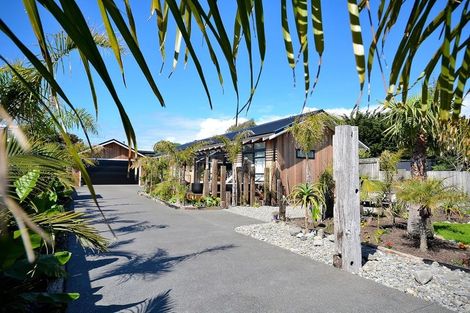 Photo of property in 33 Rauparaha Street, Waikanae Beach, Waikanae, 5036