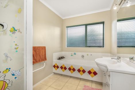 Photo of property in 37 Ironstone Place, Randwick Park, Auckland, 2105