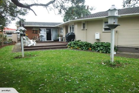 Photo of property in 2 Taupo Street, Green Bay, Auckland, 0604