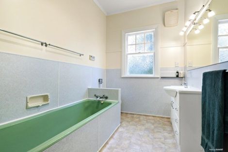 Photo of property in 1 Grove Road, Kelburn, Wellington, 6012