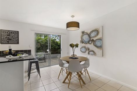 Photo of property in 27 Aorangi Place, Birkenhead, Auckland, 0626