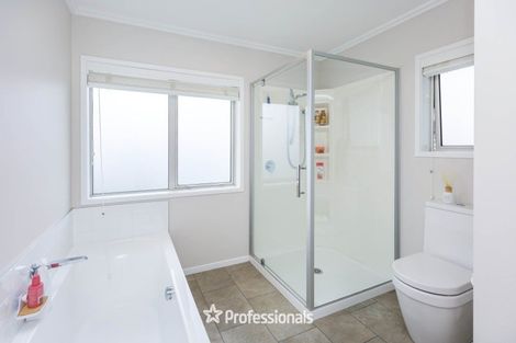 Photo of property in 2 Chalfont Road, Silverstream, Upper Hutt, 5019