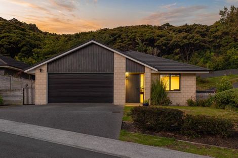 Photo of property in 28 Mooring Close, Whitby, Porirua, 5024