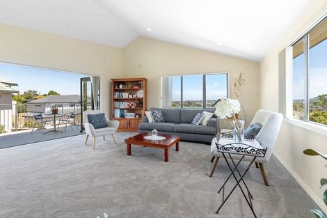 Photo of property in 2/230 East Coast Road, Forrest Hill, Auckland, 0620