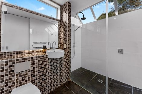 Photo of property in 12b Parr Terrace, Castor Bay, Auckland, 0620