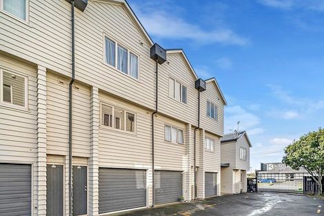 Photo of property in 4/49 Henderson Valley Road, Henderson, Auckland, 0612