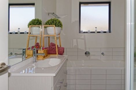 Photo of property in 18 Stowell Drive, Cromwell, 9310