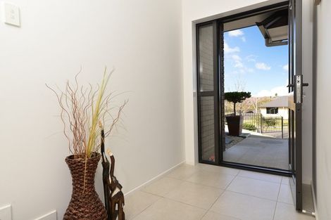 Photo of property in 56 Farnborough Drive, Grandview Heights, Hamilton, 3200