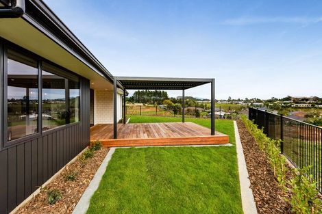 Photo of property in 8 Ponga Place, Highlands Park, New Plymouth, 4312
