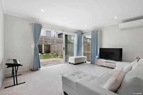Photo of property in 12 Samuel Cassidy Avenue, Swanson, Auckland, 0614