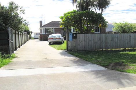 Photo of property in 26 Kiwi Esplanade, Mangere Bridge, Auckland, 2022