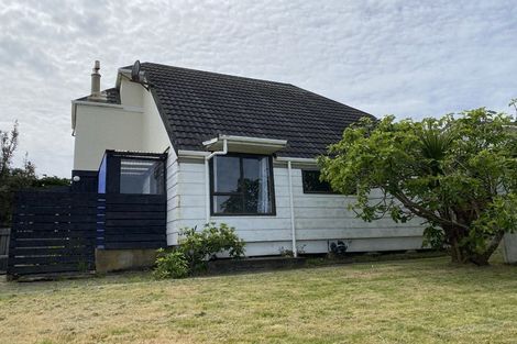 Photo of property in 10 Frances Street, Waikanae Beach, Waikanae, 5036