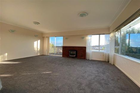 Photo of property in 2/96 Sunset Road, Unsworth Heights, Auckland, 0632