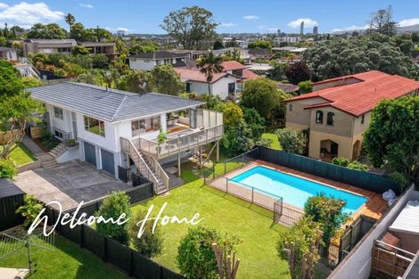 Photo of property in 14 Holdaway Avenue, Northcote, Auckland, 0627