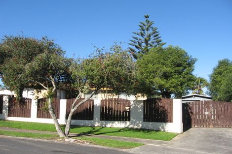 Photo of property in 17 Helms Place, Manurewa, Auckland, 2102