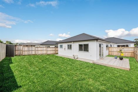 Photo of property in 13 Walter Ruddock Avenue, Kumeu, 0810