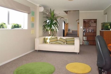 Photo of property in 21a Cotswold Crescent, Newlands, Wellington, 6037