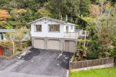 Photo of property in 102 Pinehaven Road, Pinehaven, Upper Hutt, 5019